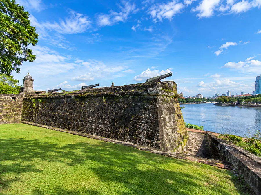 Ang balwarteng Baluarte de Santa Barbara ng Fort Santiago na may mga lumang kanyon, sa itaas ng Ilog Pasig