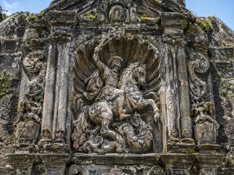 Ang inukit na batong relief ni Santiago Apostol na nakasakay sa kabayo sa itaas ng pangunahing tarangkahan ng Fort Santiago