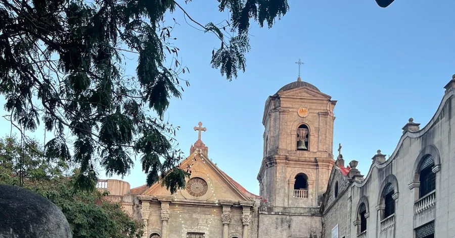 Ang harapan at kampanaryo ng Simbahan ng San Agustin sa Intramuros, ang pinakamatandang batong simbahan sa Pilipinas