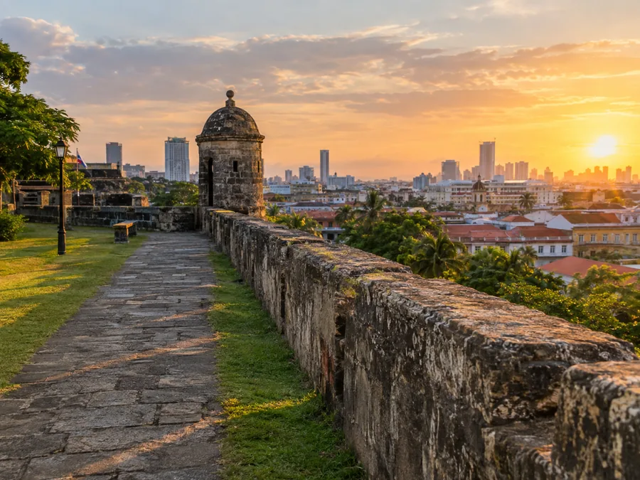 Isang madamong daan sa ibabaw ng mga lumang pader ng Intramuros sa liwanag ng hapon